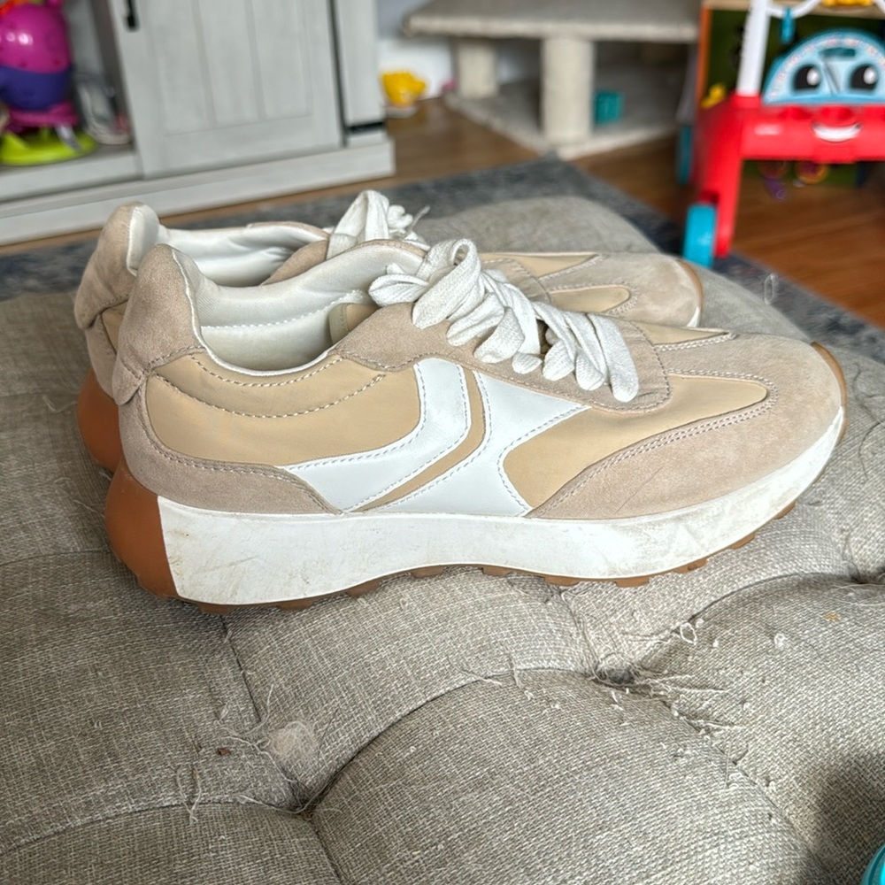 Suede tan barely used Steve Madden sneakers